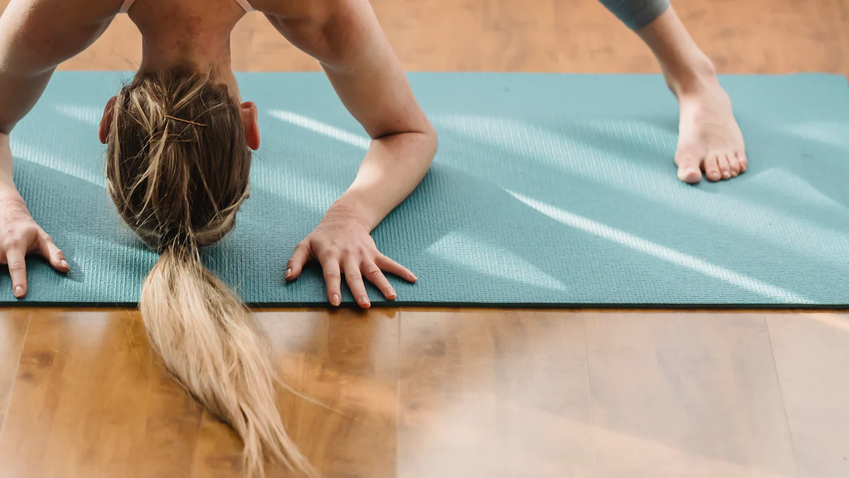 Usa accesorios para facilitar tu Down Dog yoga