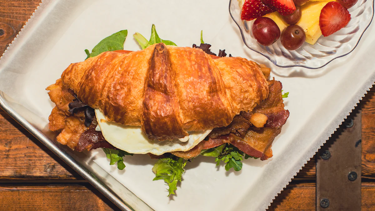 Sandwich di colazione cù croissant classicu