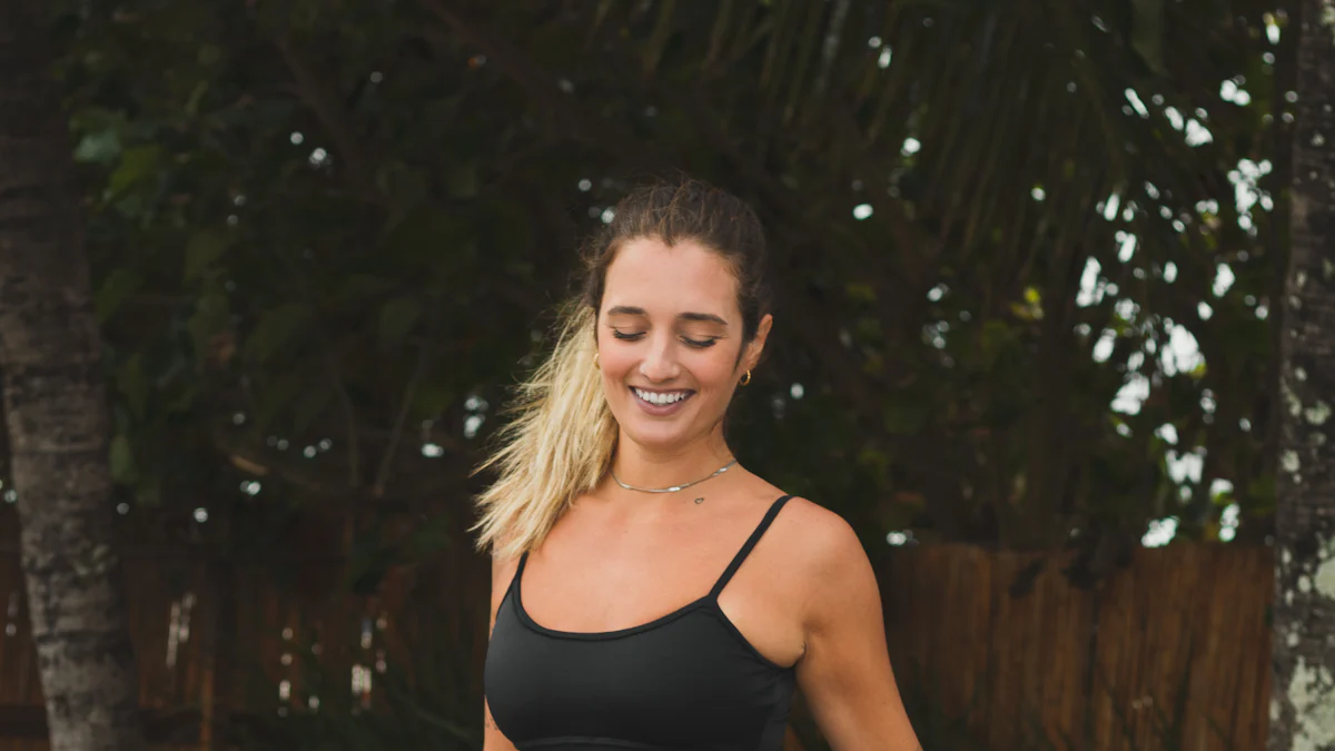 Oiled yoga pants: блеск и комфорт