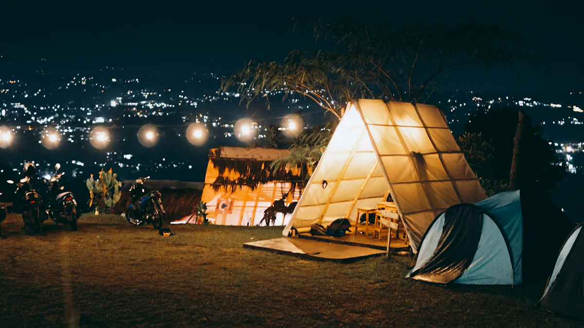 Descoperiți cele mai bune lumini solare reîncărcabile pentru camping