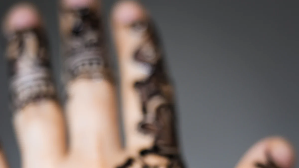 Процесс нанесения хны