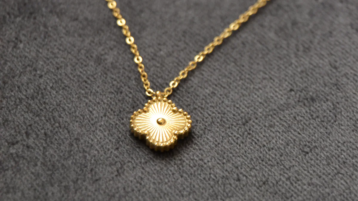 Choosing the Perfect 18k Gold Chain and Pendant Guide