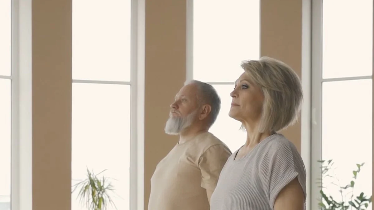 Guida Completa allo Yoga sulla Sedia per Anziani