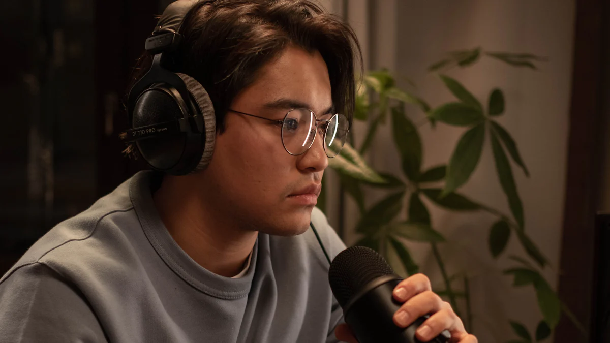 Promouvoir le podcast sur divers canaux pour lancer un podcast de marque en 2024