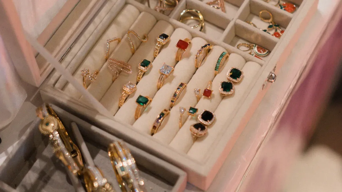 Five Essential Tips for Picking the Right Gold Jewelry Box