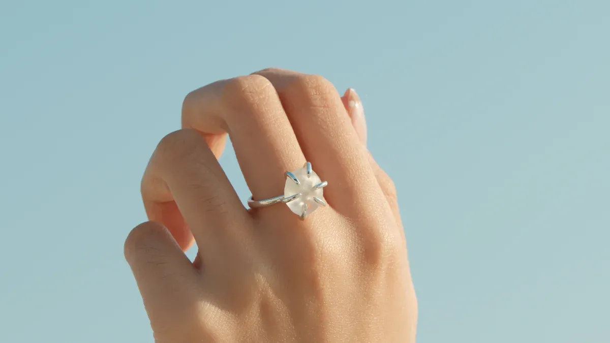 Visual Differences Between Moissanite Rings and Diamond Rings Explained