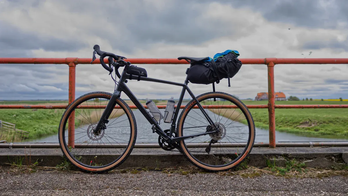 Bike Packing 101: Effiziente Techniken zur Organisation und Sicherung deiner Ausrüstung für städtische und lange Reisen