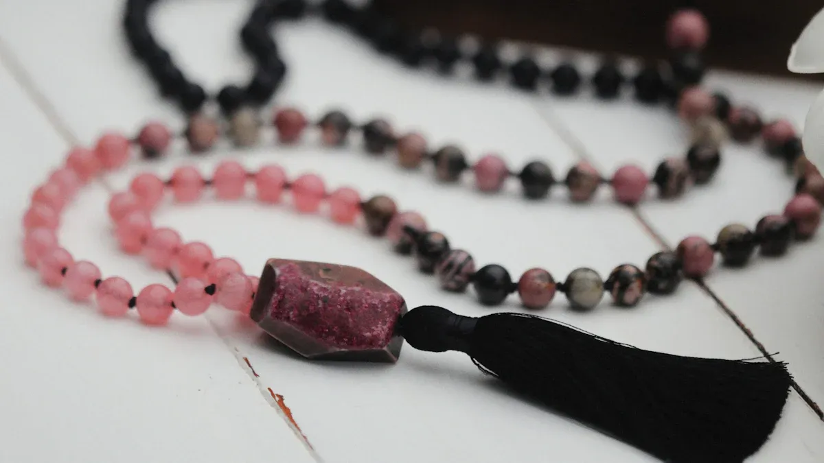 Guérir les blessures émotionnelles avec la rhodonite : favoriser la compassion et l'amour de soi