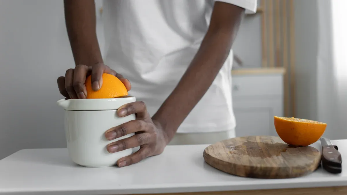 How to use the Cold Press Juicer 1535, including operation steps for ORMEO