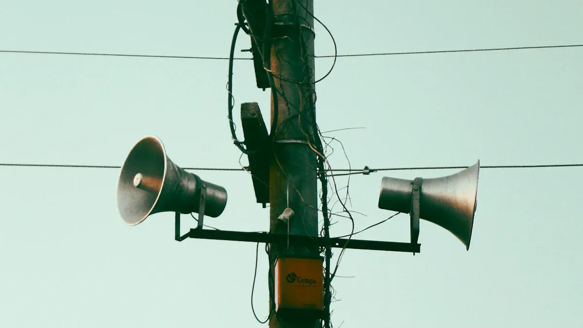 スピーカーコネクタ：屋外会場向けの耐候性ソリューション