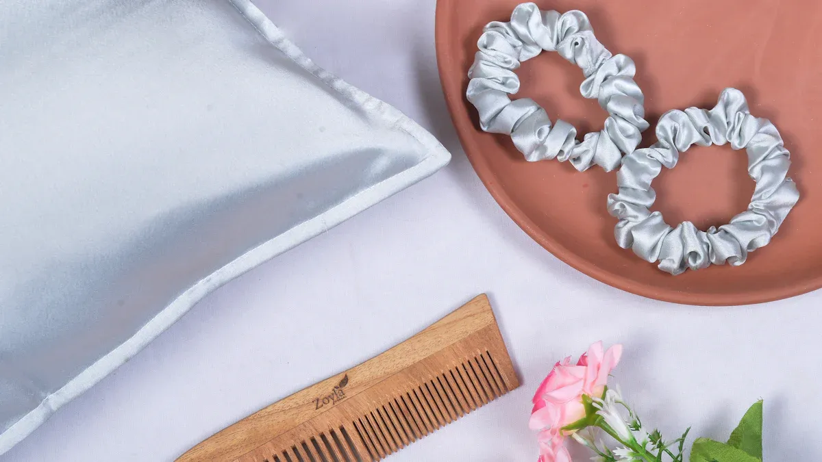 Pourquoi les élastiques à cheveux en soie sont la prochaine grande tendance en matière d'accessoires en gros