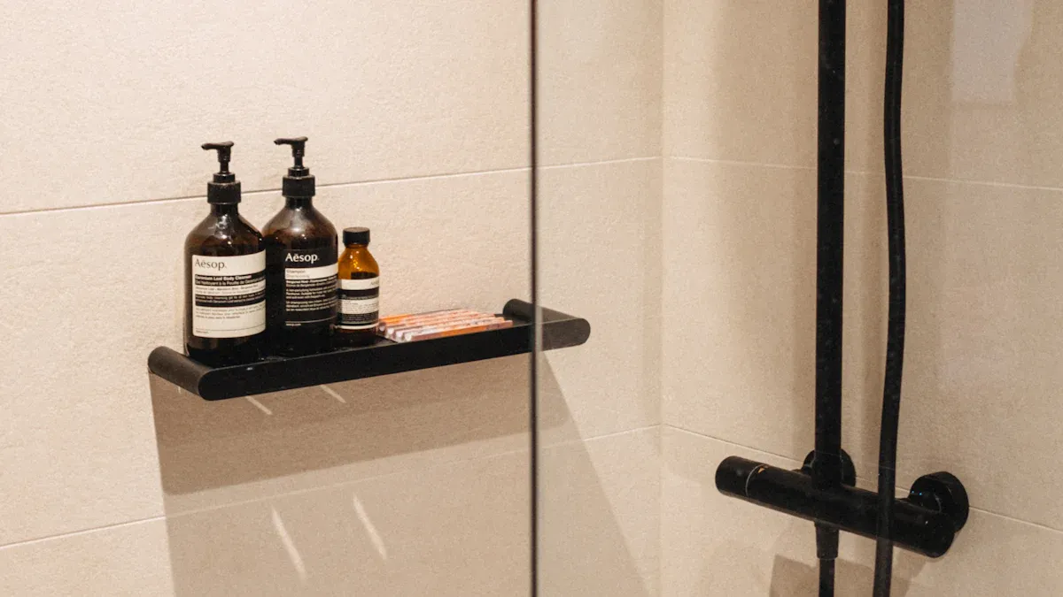 Quelles sont les caractéristiques des accessoires de salle de bain ?