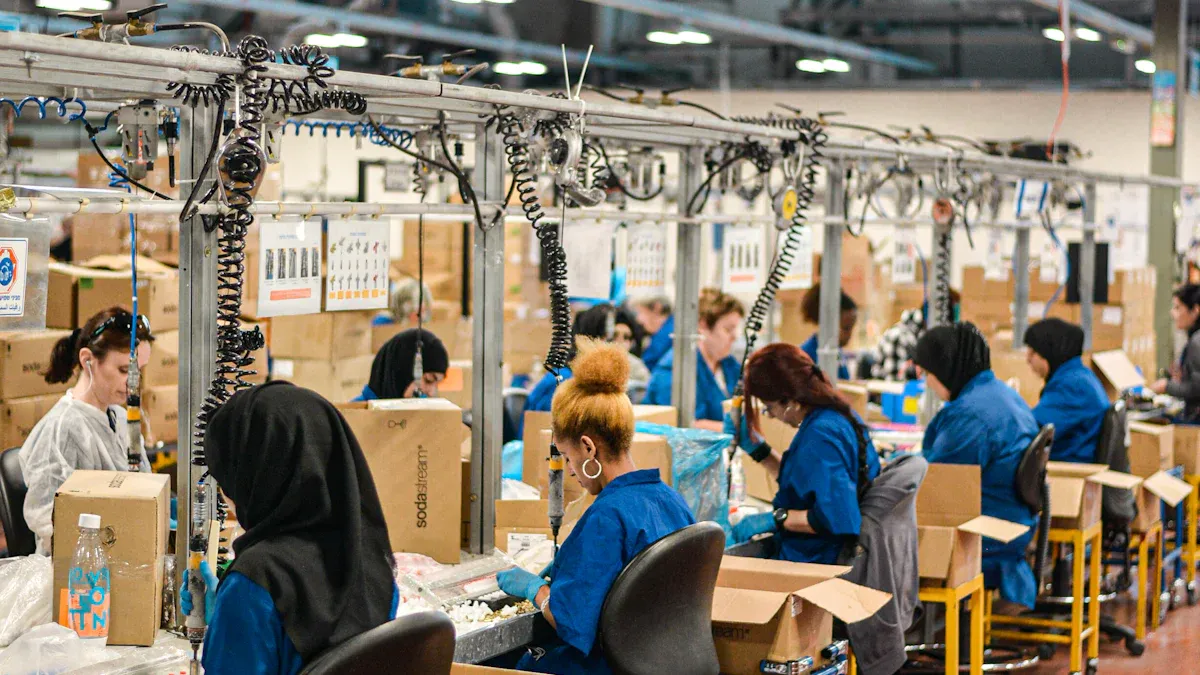 Suerte Textile: Костюм даавууны үйлдвэрийн арван жилийн манлайлал