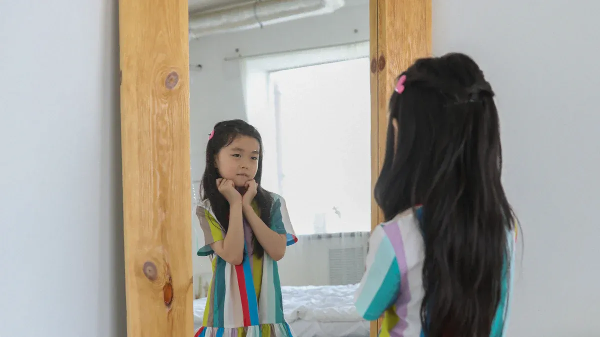 ເປັນຫຍັງໂຮງງານຜະລິດກະຈົກໄຟທີ່ໄດ້ຮັບການຮັບຮອງຈາກ UL ຈຶ່ງມີຄວາມສຳຄັນຕໍ່ທຸລະກິດຂອງທ່ານ?