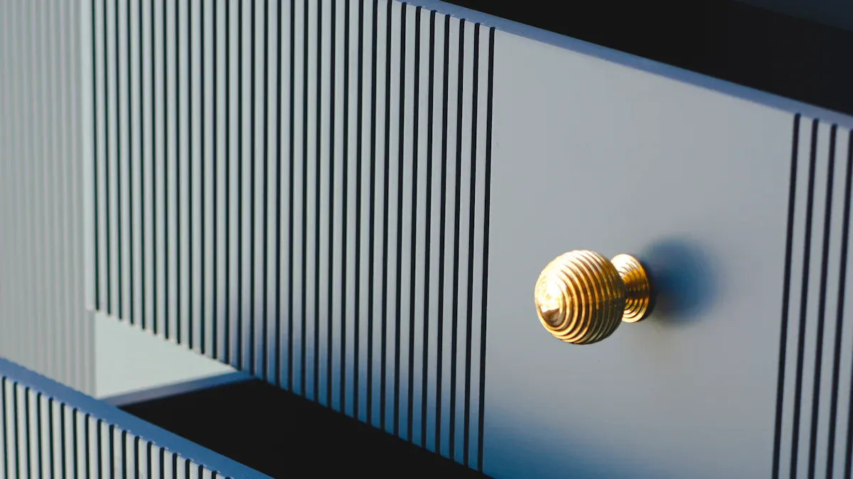 "Pesona Abadi" Koleksi Perangkat Keras Perabot: Sada Anggukan tu Keanggunan Klasik