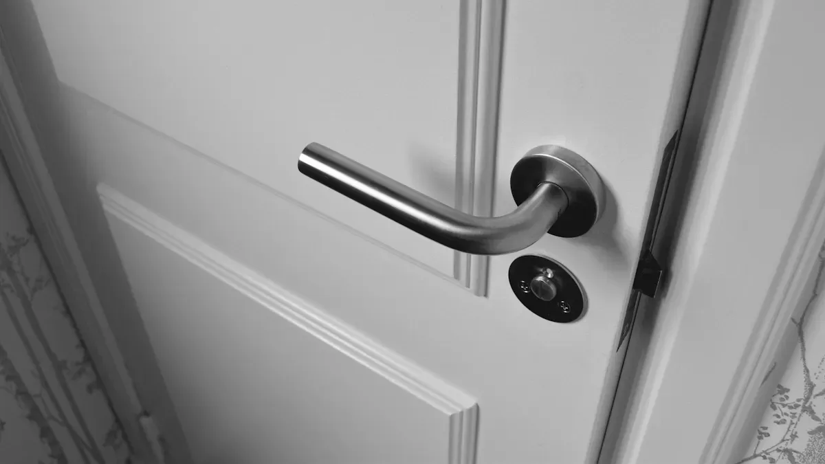 Comment choisir le bon matériau pour les poignées de salle de bain ?