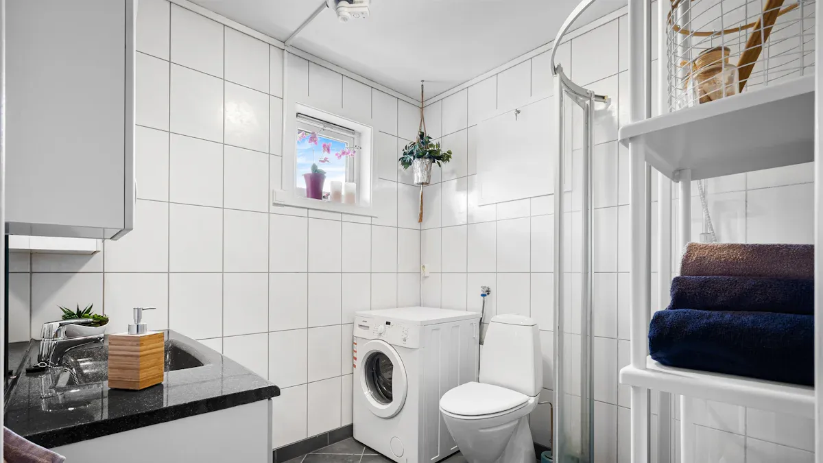 Optimiser l'espace et le style dans une petite salle de bain