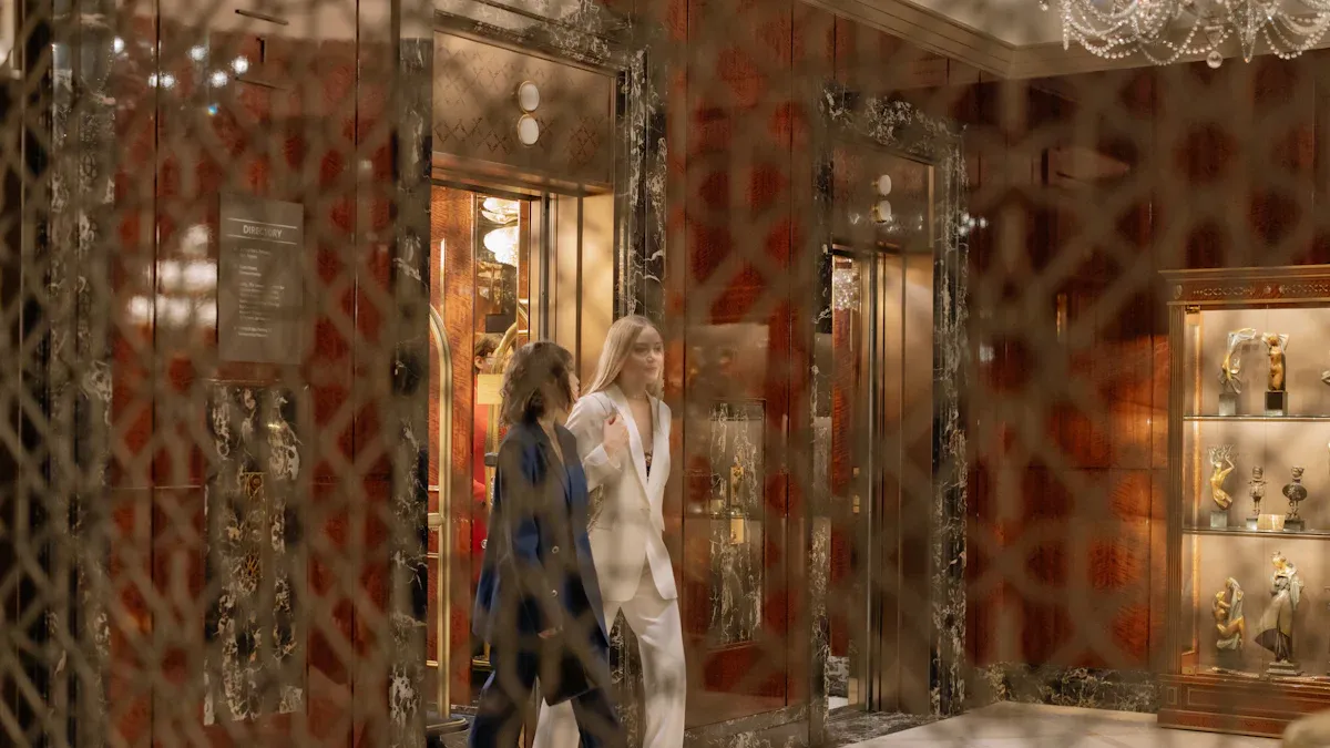 电梯里为什么会有镜子?很多人想不到!