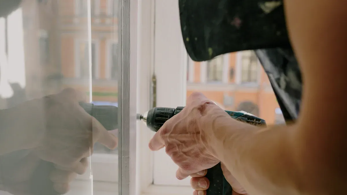 Verken die funksionaliteit van die muurbevestigde stortskarnier