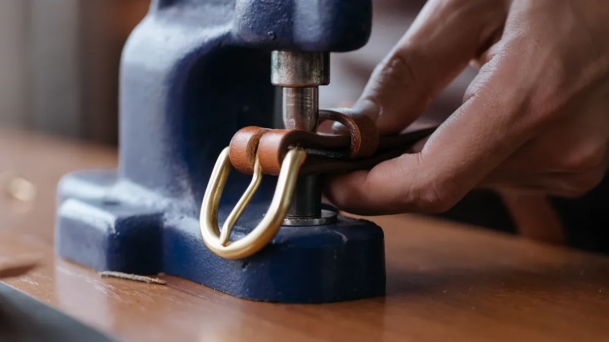 9. "Van Ontwerp tot Aflewering: Eenstop-verkryging van metaalgespe vir mode-bykomstighedehandelsmerke"