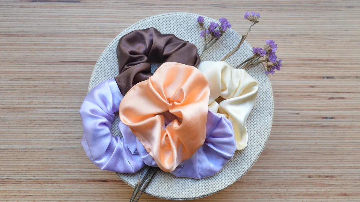 Nqis vs Luxurious Silk Headbands Ib qho kev sib piv ncaj ncees