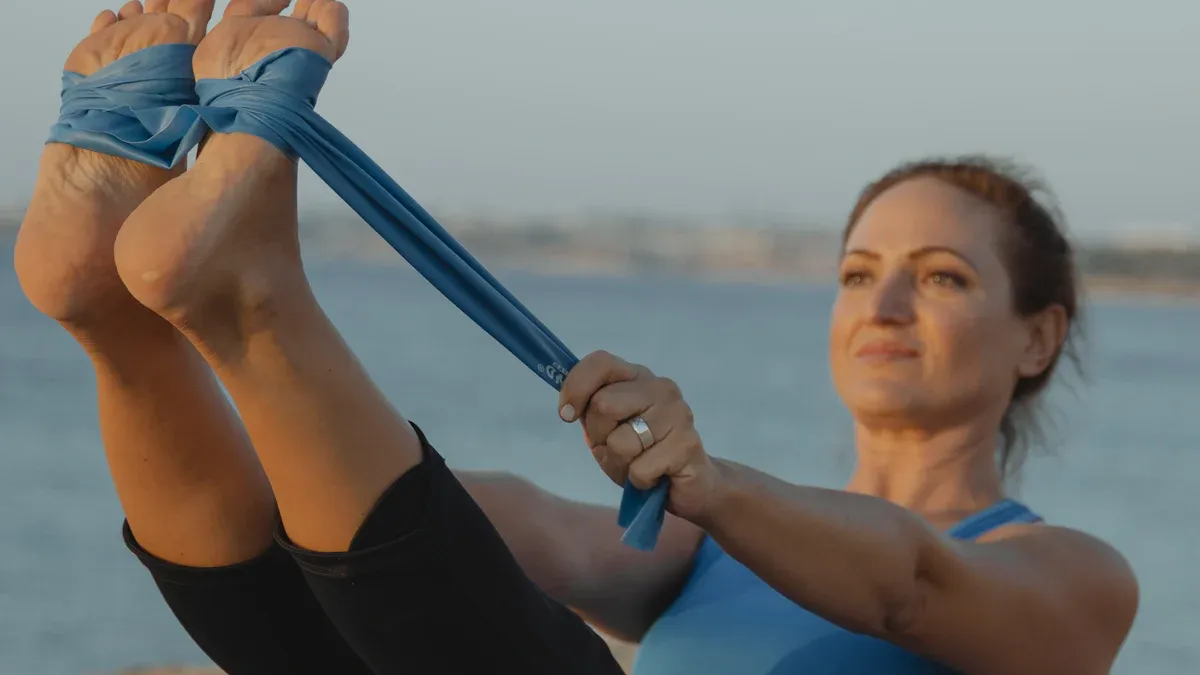 Consejos para un entrenamiento en casa seguro y eficaz con banda elástica en forma de 8 para mujeres