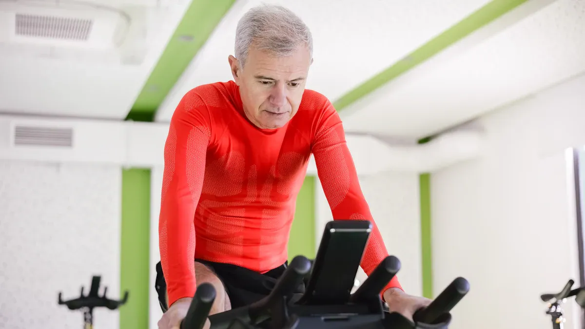Beneficios clave del ejercitador de pedales portátil para bicicleta debajo del escritorio para personas mayores