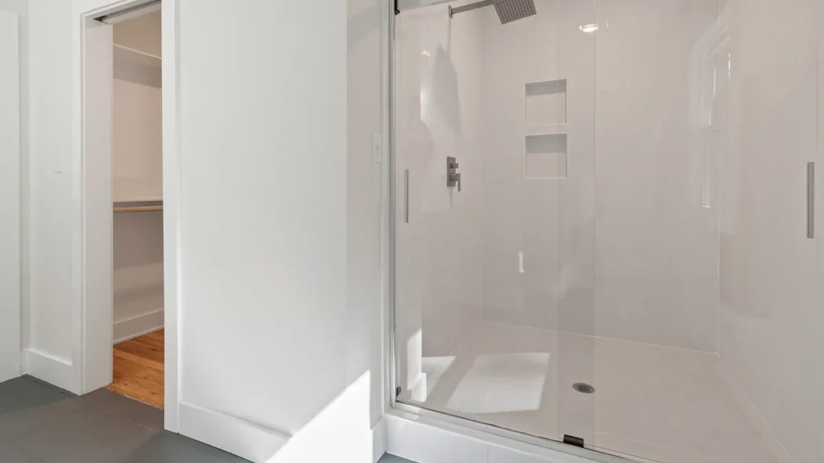 Comment installer une cabine de douche ? Les éléments en verre, la quincaillerie, etc., s’installent un par un.