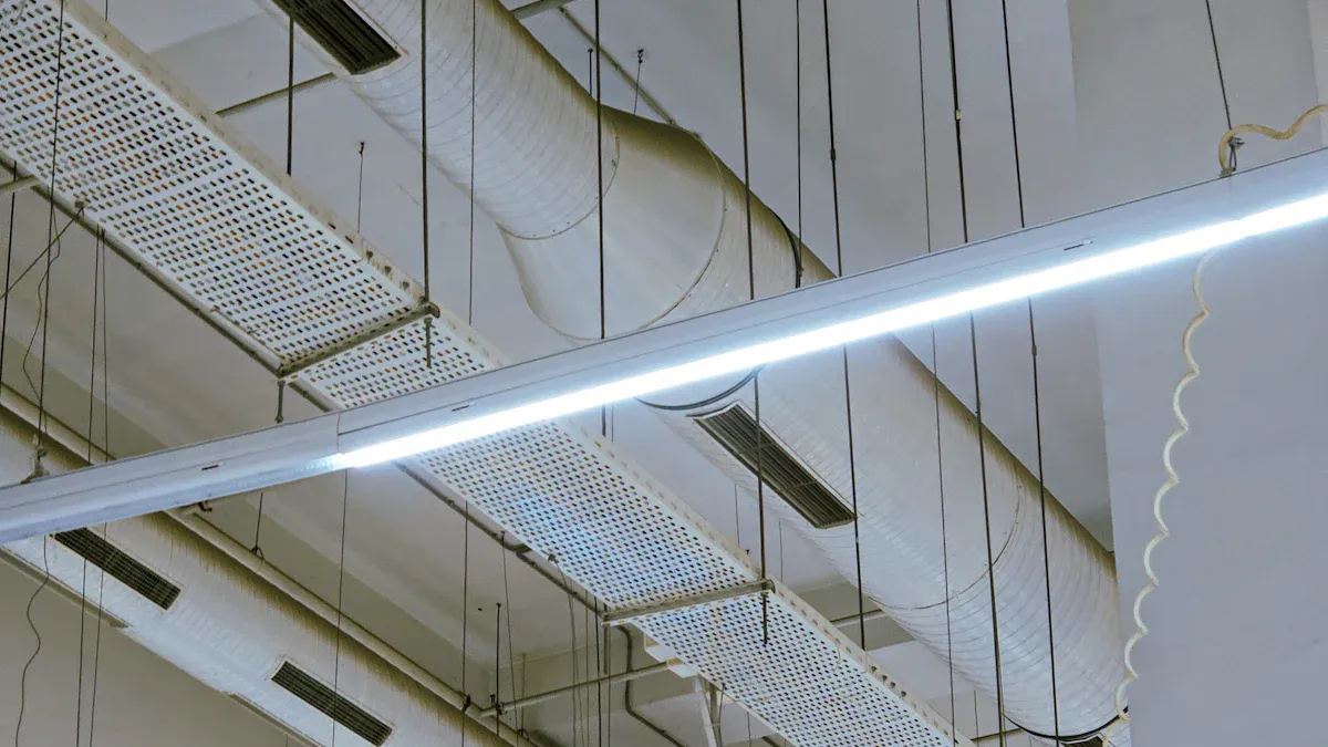 Pourquoi les acheteurs industriels privilégient-ils les luminaires LED industriels certifiés CE en 2025 ?