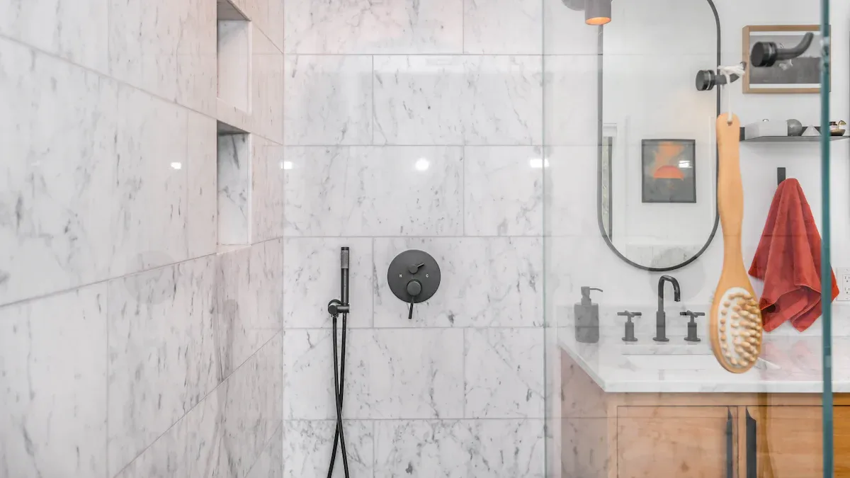 Comparaison détaillée des matériaux pour salles de douche