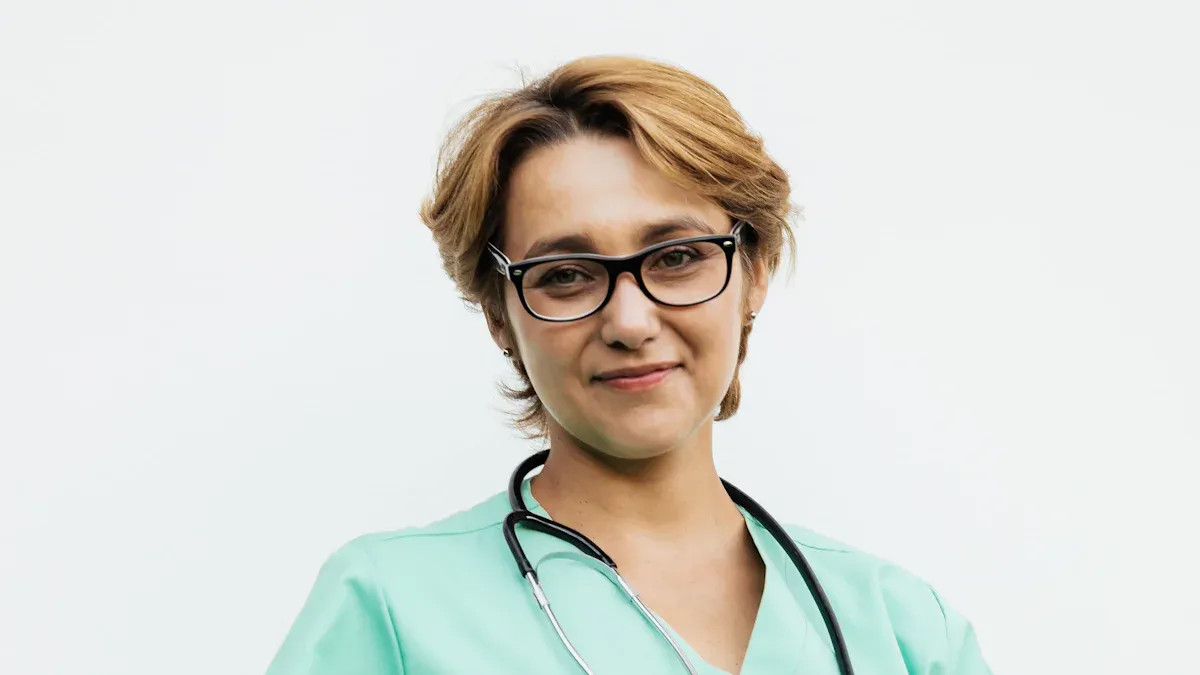 Y Ffabrigau Gorau ar gyfer Gwisgoedd Meddygol y Dylai Pob Gweithiwr Gofal Iechyd eu Gwybod