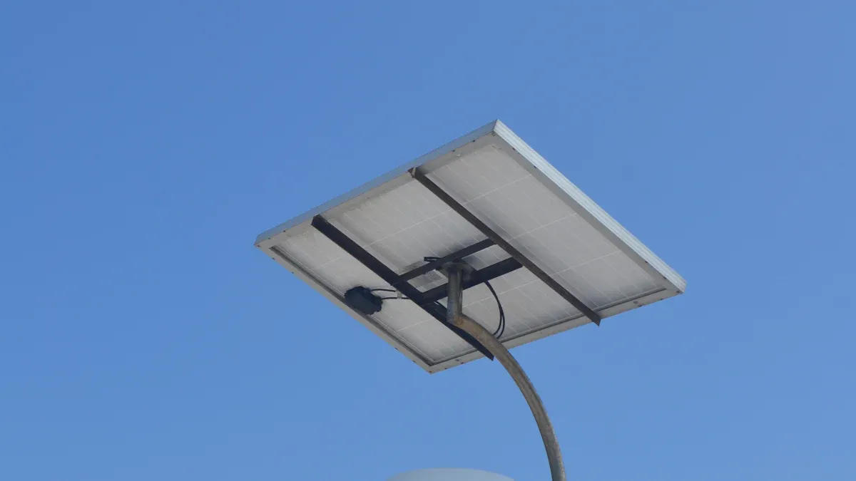 Comment les lampadaires solaires à LED transforment l'avenir de l'éclairage urbain