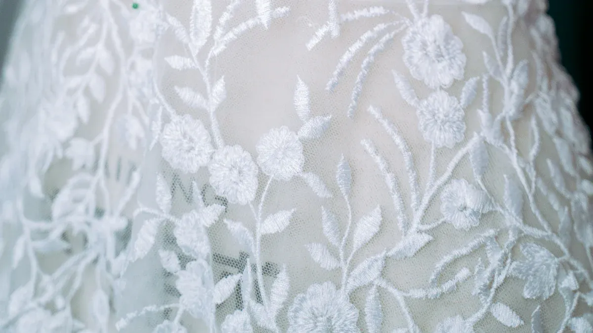Tissu brodé en dentelle durable sur mesure : caractéristiques et processus de commande