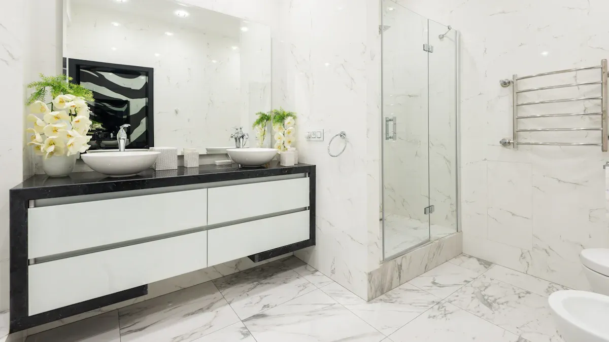 Quelles sont les astuces rapides pour donner l'impression d'agrandir une petite salle de bain ?