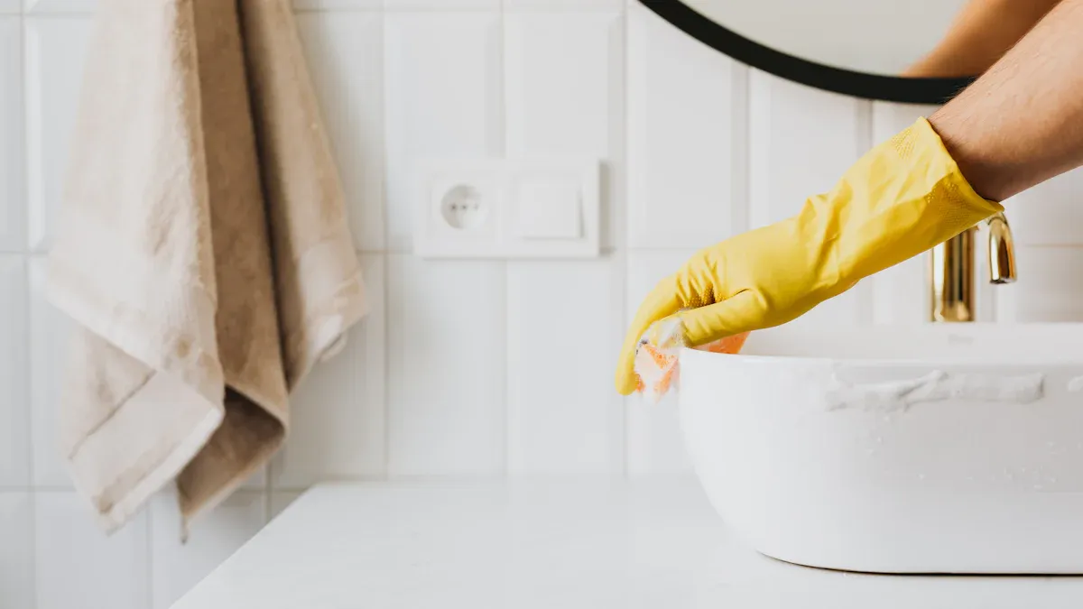 Conseils efficaces pour garder le drain de votre évier propre