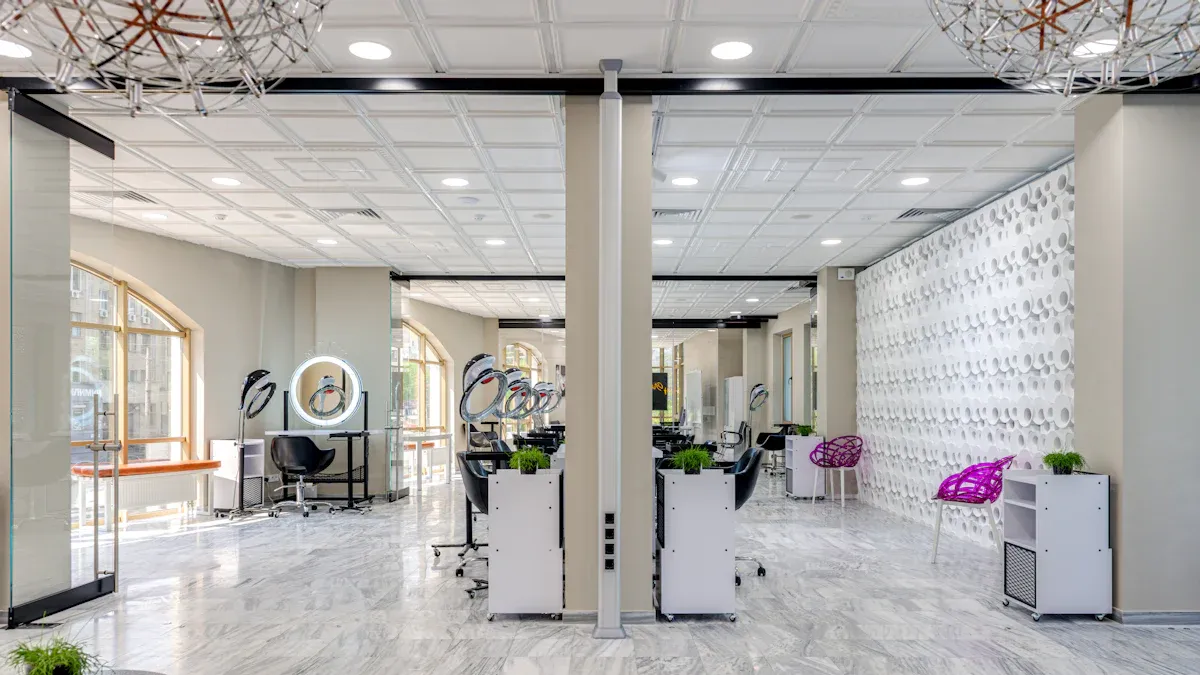 शोर का अदृश्य प्रभाव: उच्चस्तरीय सैलून में शांति क्यों बिकती है?