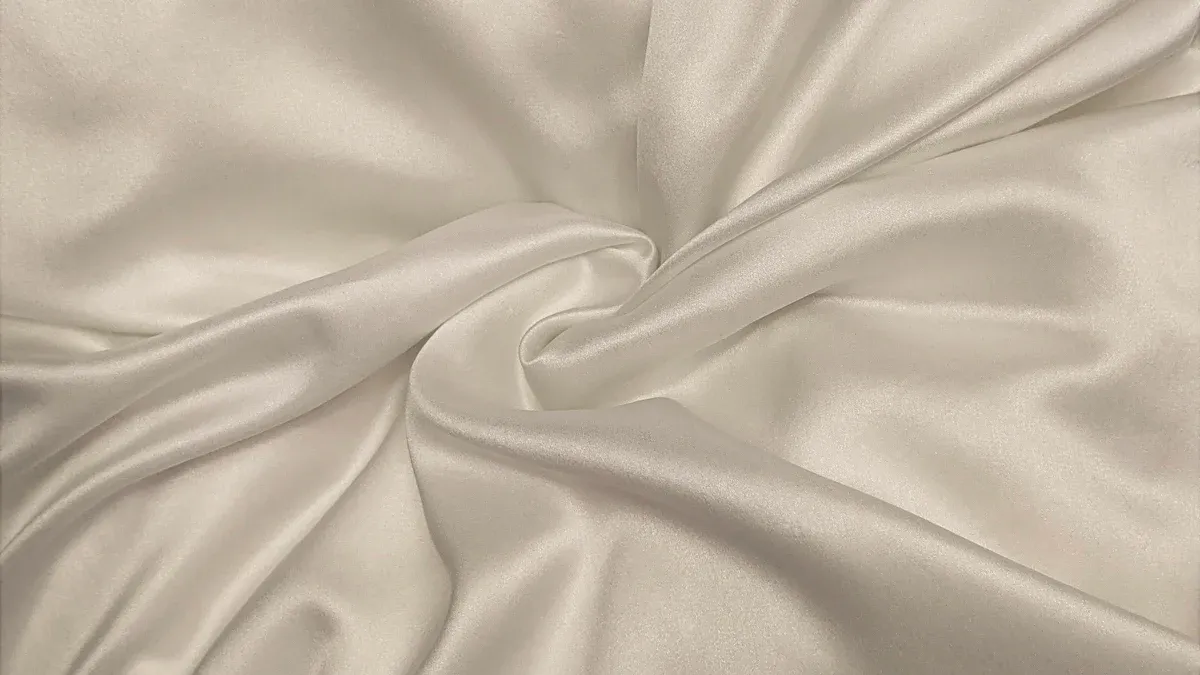 Silk vs. Satin Pillowcases: Cov txiaj ntsig rau daim tawv nqaij thiab plaub hau