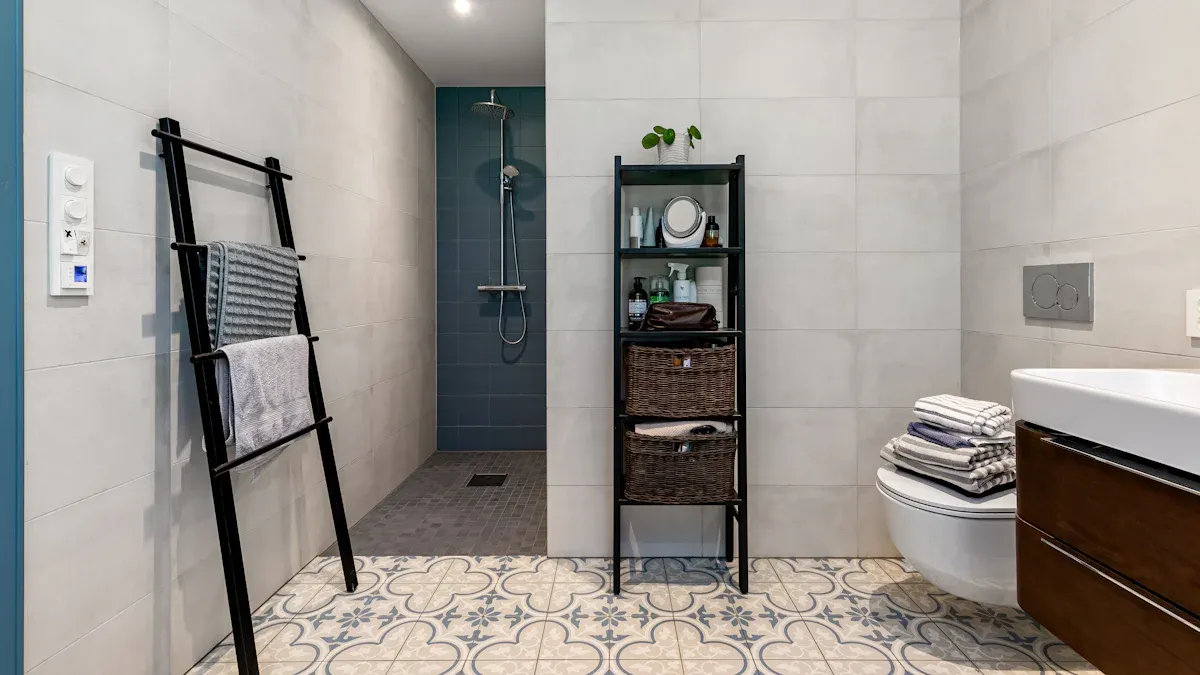 Mettez en place des solutions de rangement intelligentes pour votre salle de bain