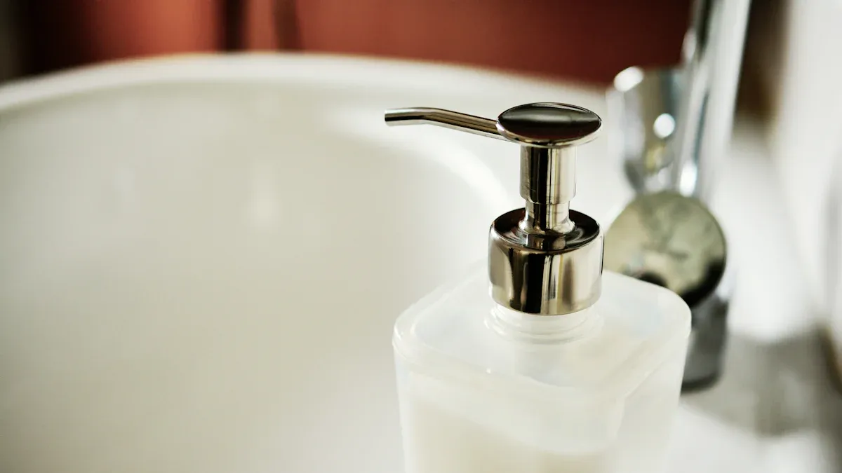 Quels matériaux sont couramment utilisés pour les accessoires de salle de bains ?