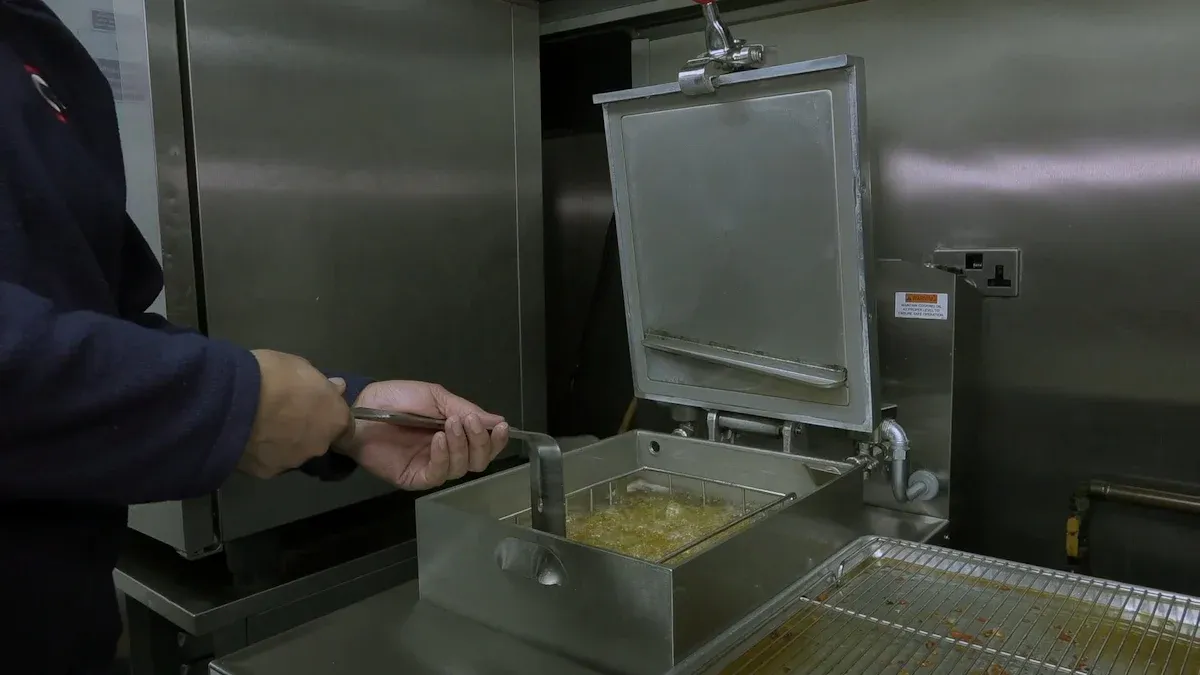 Exploring the Differences Between Digital Air Fryers and Industrial Deep Fryers
