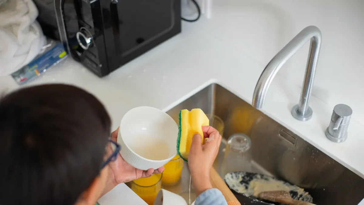 Étapes simples pour déboucher les canalisations avec une crépine d'évier