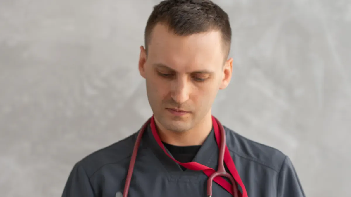 The Advantages of Polyester Fabric in Healthcare Scrubs