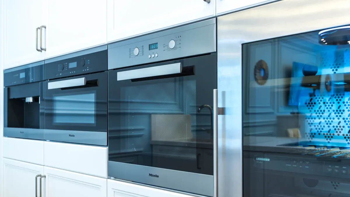 How can distributors identify high-demand microwave baking pans for next year?