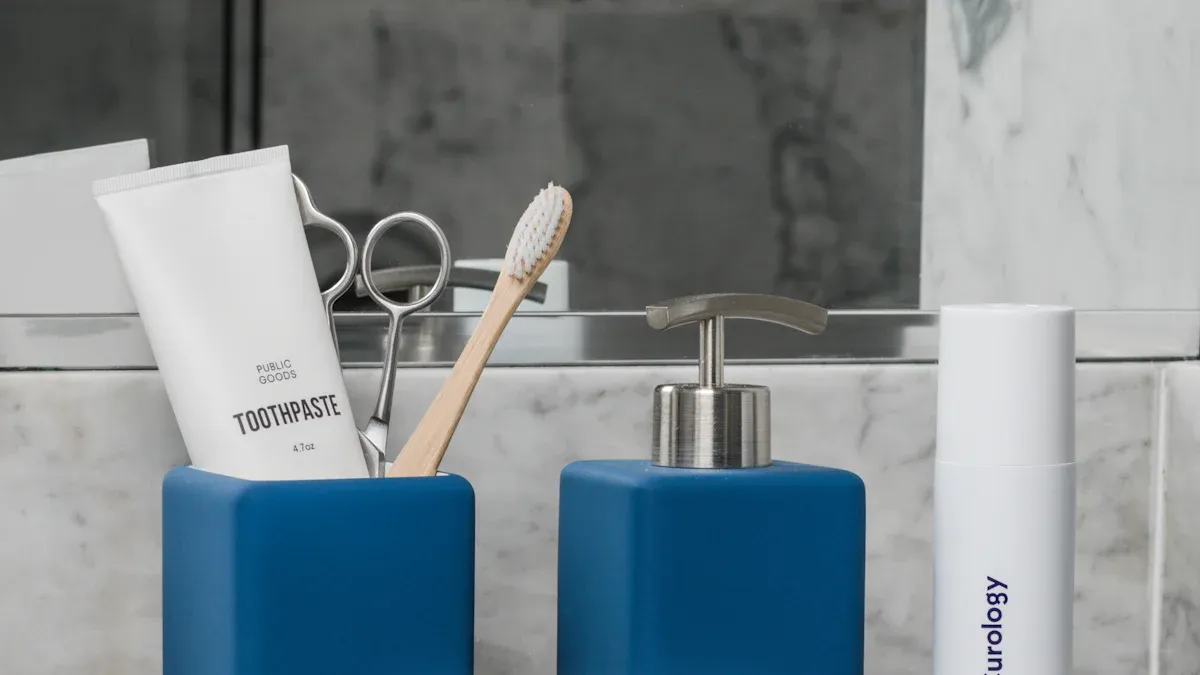 Incorporer des matériaux naturels dans une petite salle de bain