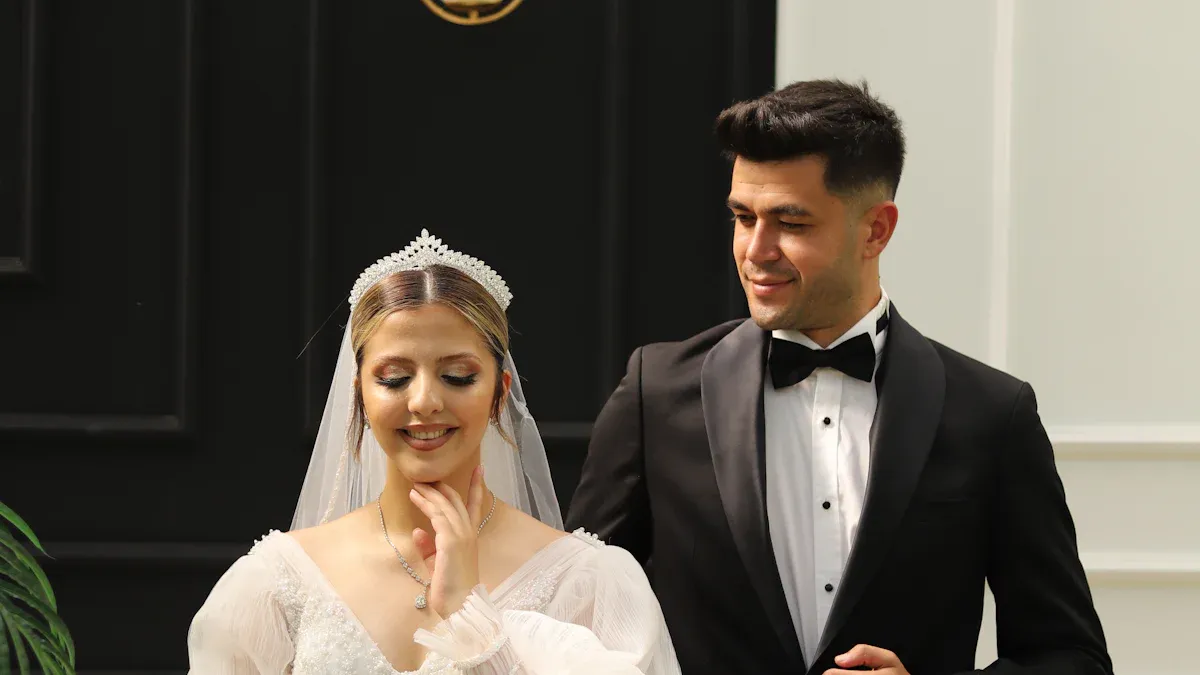 Cunsiglii principali per sceglie u vestitu di nozze in rayon di poliestere ghjustu