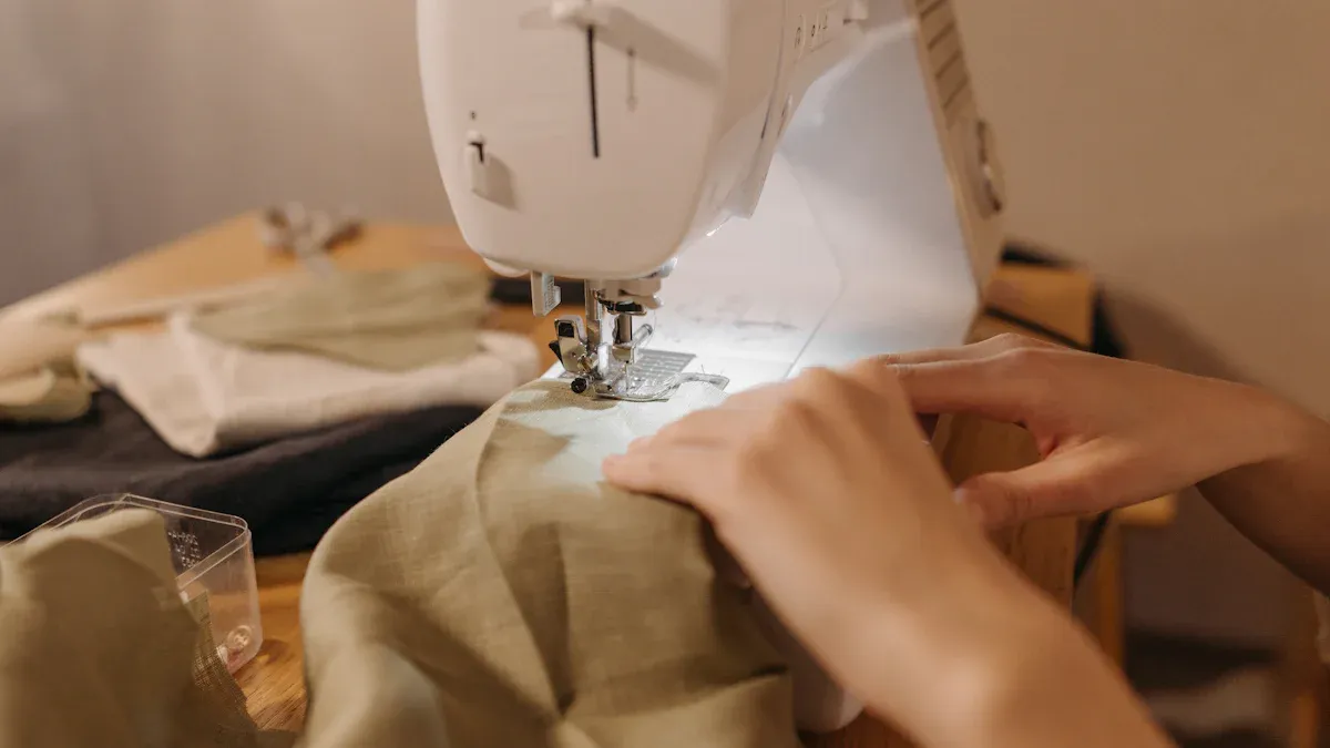 ¿Cómo pueden los principiantes empezar a trabajar fácilmente con tela de lino lavada a la piedra?
