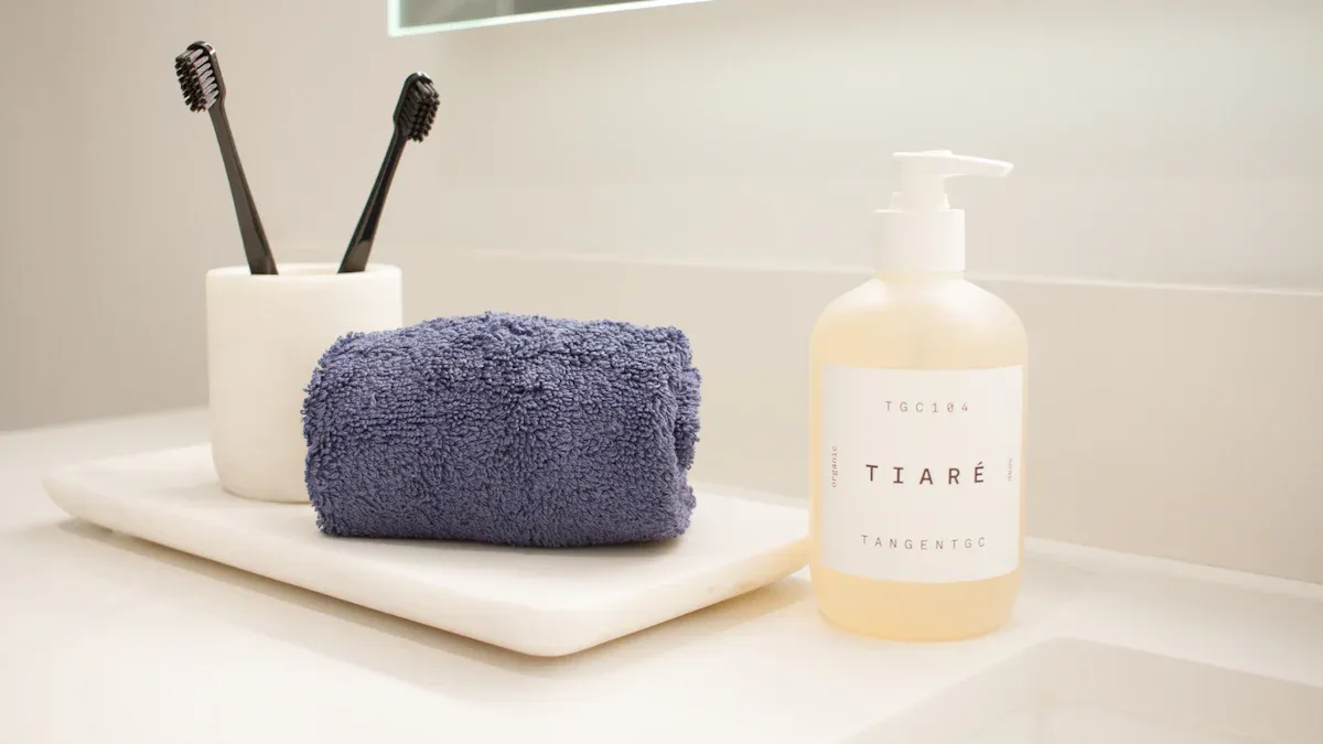 Comment puis-je personnaliser une petite salle de bain sans l'encombrer ?