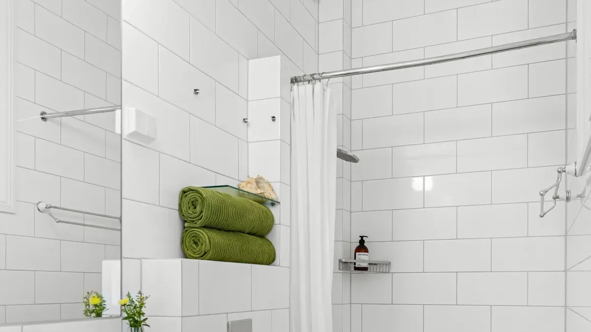 Quel est le meilleur moyen d'agrandir visuellement une petite salle de bain ?