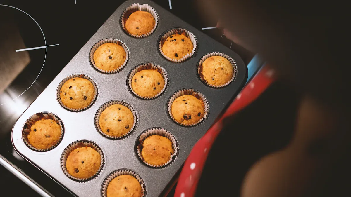 Can a Microwave Baking Pan Replace a Traditional Oven Baking Tray?