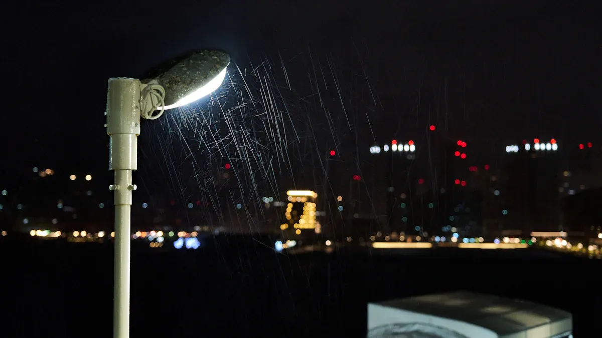 Performance des lampadaires solaires à LED : optimisation, maintenance et gestion des risques
